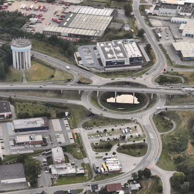 Rotonde aan fly-over in geel