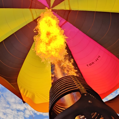 krachtige branders verwarmen de lucht in de luchtballon