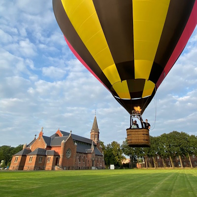 Luchtballon stijgt op aan de kolonie in Merksplas