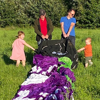 Klaarmaken van de luchtballon op de vertrekplaats