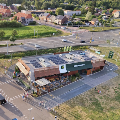 fastfoodketen Mc Donalds naast de ring in Mol