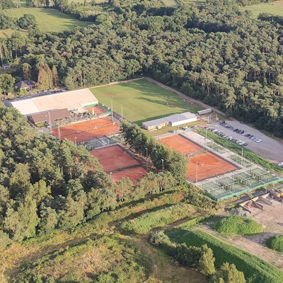 Mol tennis en padel club vanuit de luchtballon