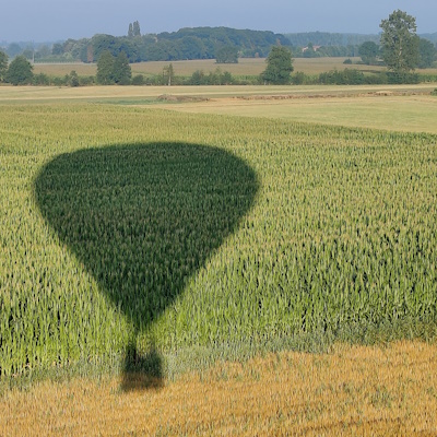schaduw luchtballon op de velden