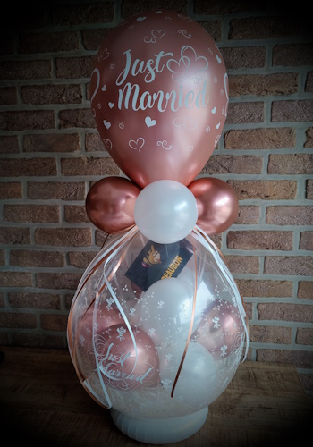 ballondecoratie als trouwkado met cadeaubon ballonvaart