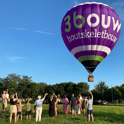 Familie en vrienden bij het vertrek van de ballonvaart