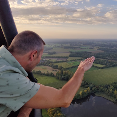 Wuiven naar de mensen onder ons
