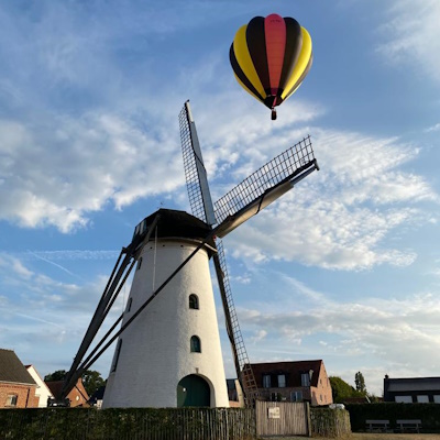 Opstijgen luchtballon aan de windmolen In Stormen Sterk te Gierle
