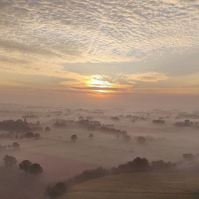 Ballonvaart bij zonsopkomst met grondmist